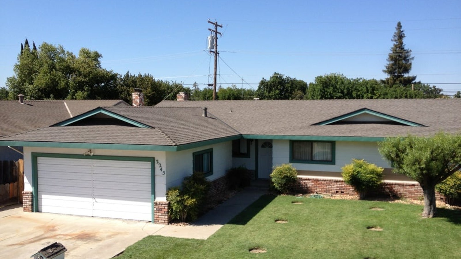 A completed DeHart Roofing replacement on a Central Valley home